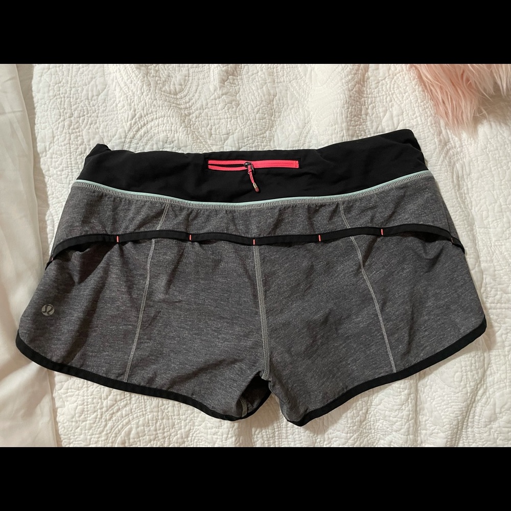 Lulu Speed Up Short Size 8/ 2.5 inseam